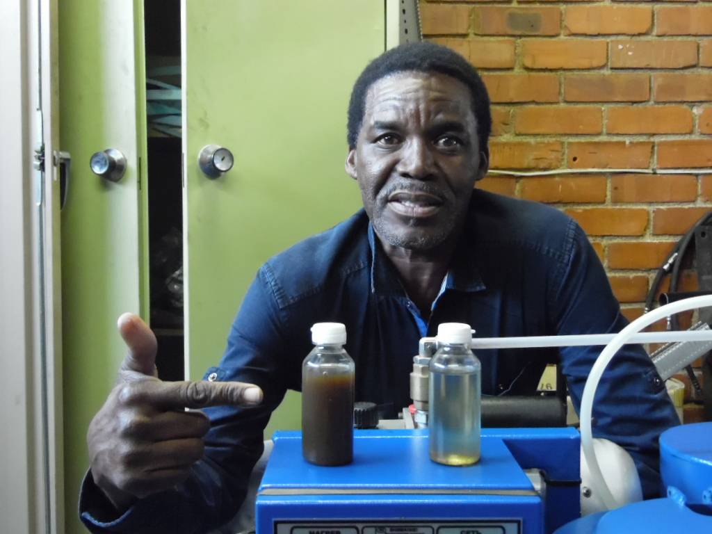 Mr Ernest with Oil before and Oil after sample after only one pass oil filtration